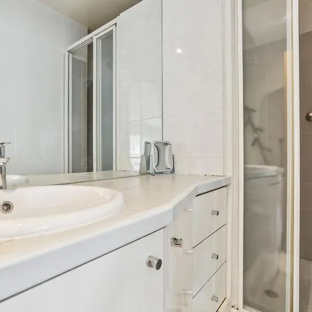 Trocadero & Arc De Triomphe With Balcony - Cityapartmentstay Apartamento Paris