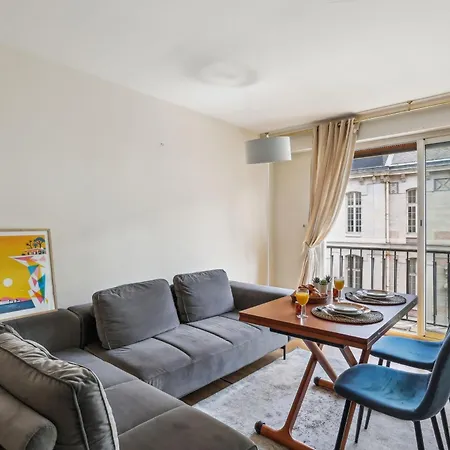 Trocadero & Arc De Triomphe With Balcony - Cityapartmentstay Paris